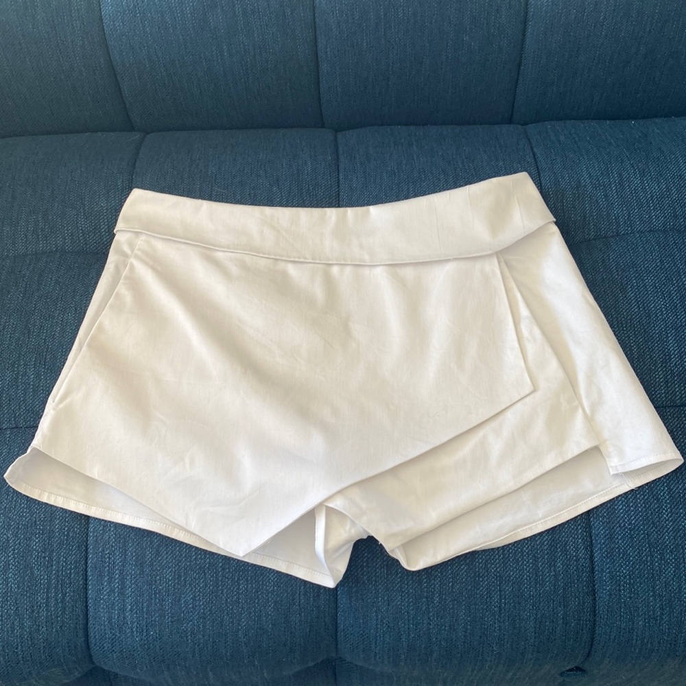ROMEO & JULIET COUTURE White Skort